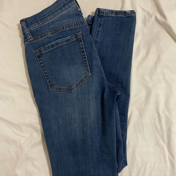 Aeropostale High-Waisted Ripped Jeans - Picture 3 of 4